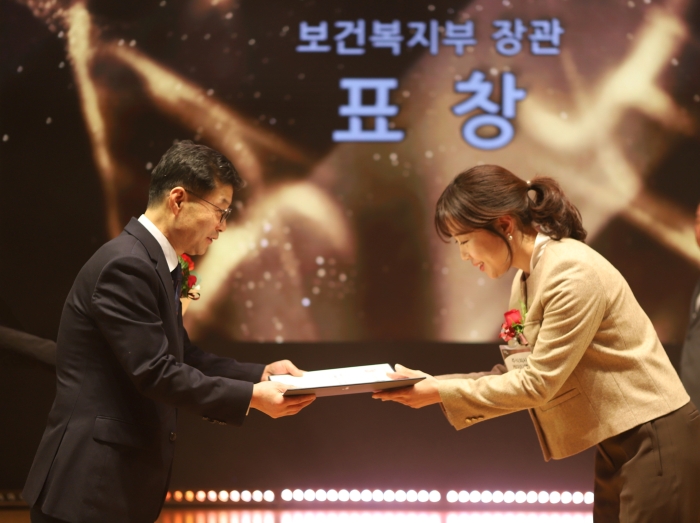 경아영 KT&G 사회공헌부장(오른쪽)이 ‘제14회 대한민국 나눔국민대상’ 시상식에서 보건복지부 장관상을 수여받는 모습. 사진=KT&G