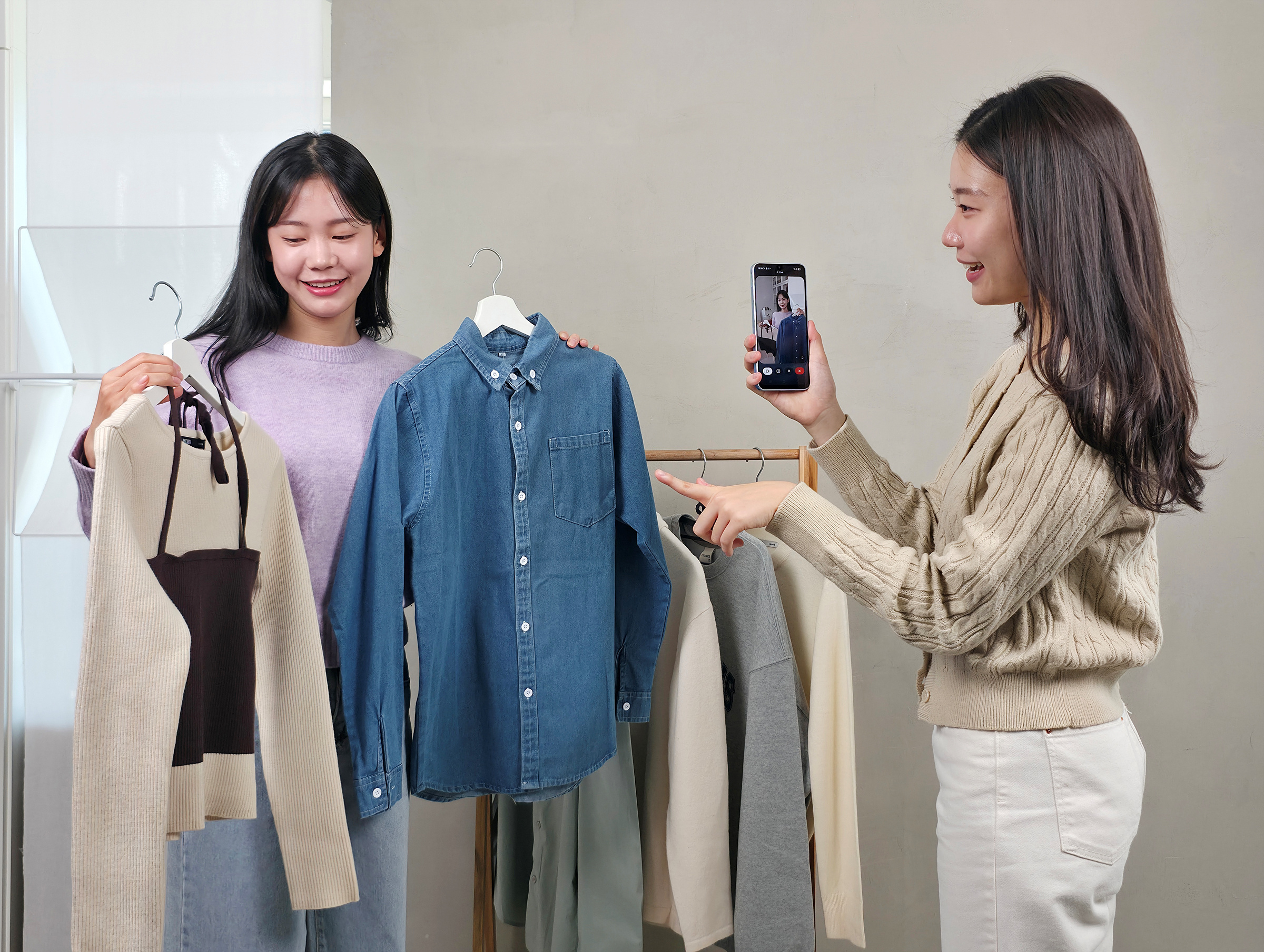 삼성전자 모델이 '갤럭시 A17 LTE'의 '제미나이 라이브'를 활용해 옷차림을 추천받는 모습. 사진=삼성전자