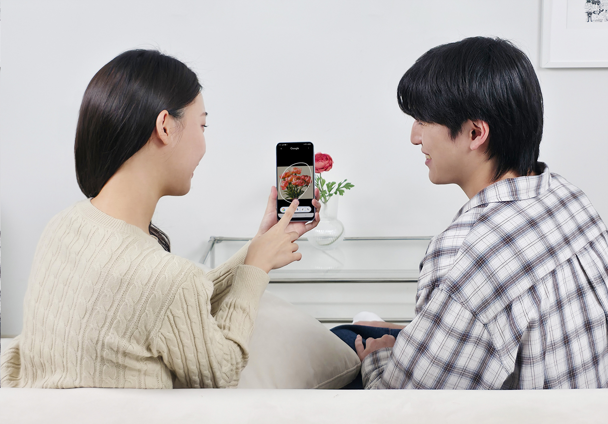 삼성전자 모델이 '갤럭시 A17 LTE'로 '서클 투 서치'를 사용하는 모습. 사진=삼성전자