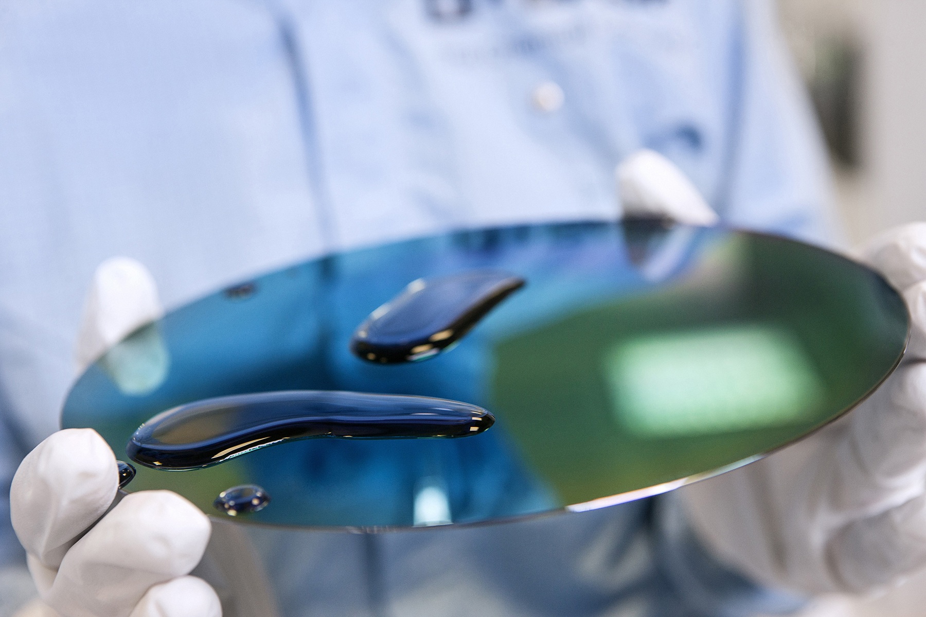 반도체 제조 공정의 웨이퍼 세정, 식각 및 기타 정밀 공정 모습. 사진=바스프