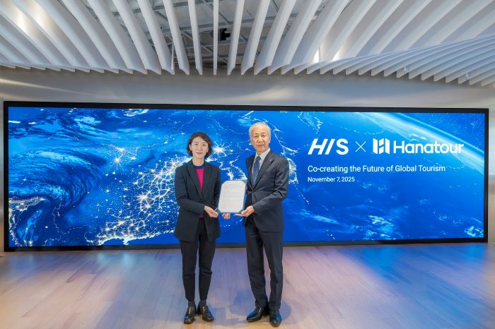 지난 7일 일본 현지에서 진행된 협약식에서 송미선 하나투어 대표이사(왼쪽)와 야다 모토시 HIS 대표이사가 기념촬영을 하고 있다. 사진=하나투어