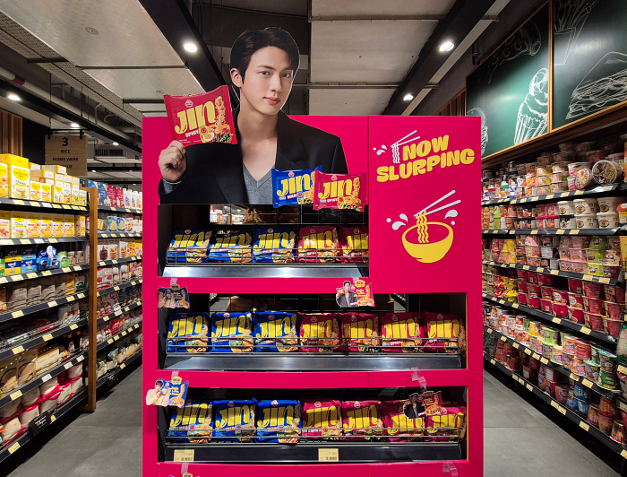 오뚜기 할랄 진라면 인도네시아 현지 대형마트 내 전용 매대. 사진=오뚜기