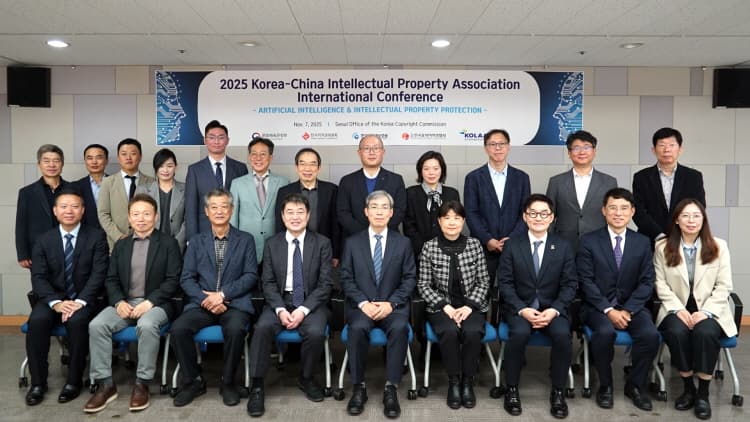 한∙중 학술대회 성료 후 참석자들과 기념사진을 촬영하고 있는 추가열 음저협 회장(사진 앞줄 오른쪽 세번째). 사진=음저협