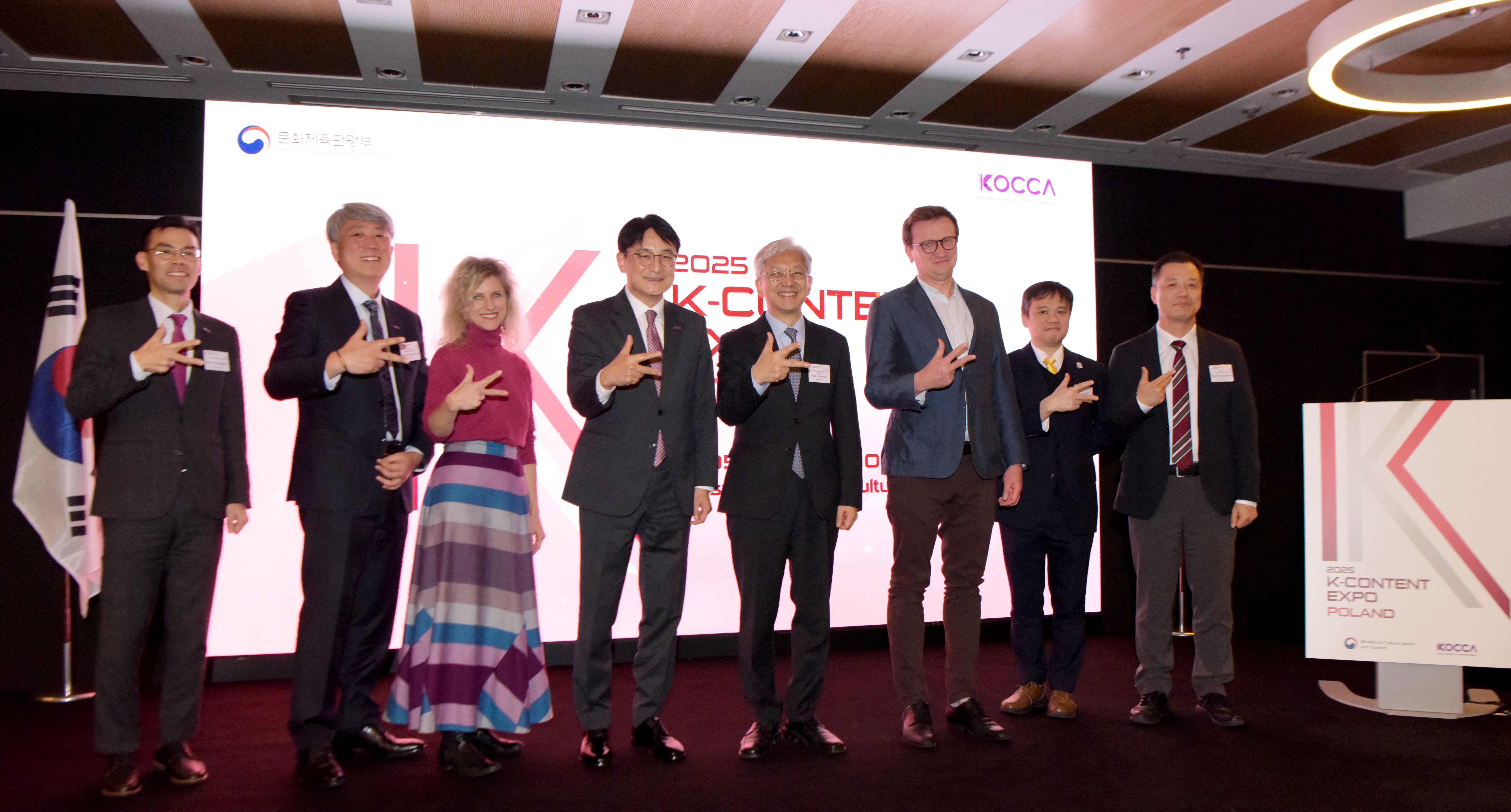 콘진원은 2025년 11월 5일 폴란드 수도 바르샤바에서 콘진원 폴란드 비즈니스센터 개소식을 개최했다. 왼쪽부터 한영수 한국무역협회 바르샤바지부장, 엄윤상 콘진원 콘텐츠수출본부장, 알렉산드라 쉬만스카 폴란드 창조산업진흥원장, 김일중 콘진원 폴란드 비즈니스센터장, 태준열 주폴란드 대한민국 대사, 카롤 즈구드카 폴란드 문화유산부 국장, 이당권 주폴란드 한국문화원장. 사진 제공 = 콘진원.