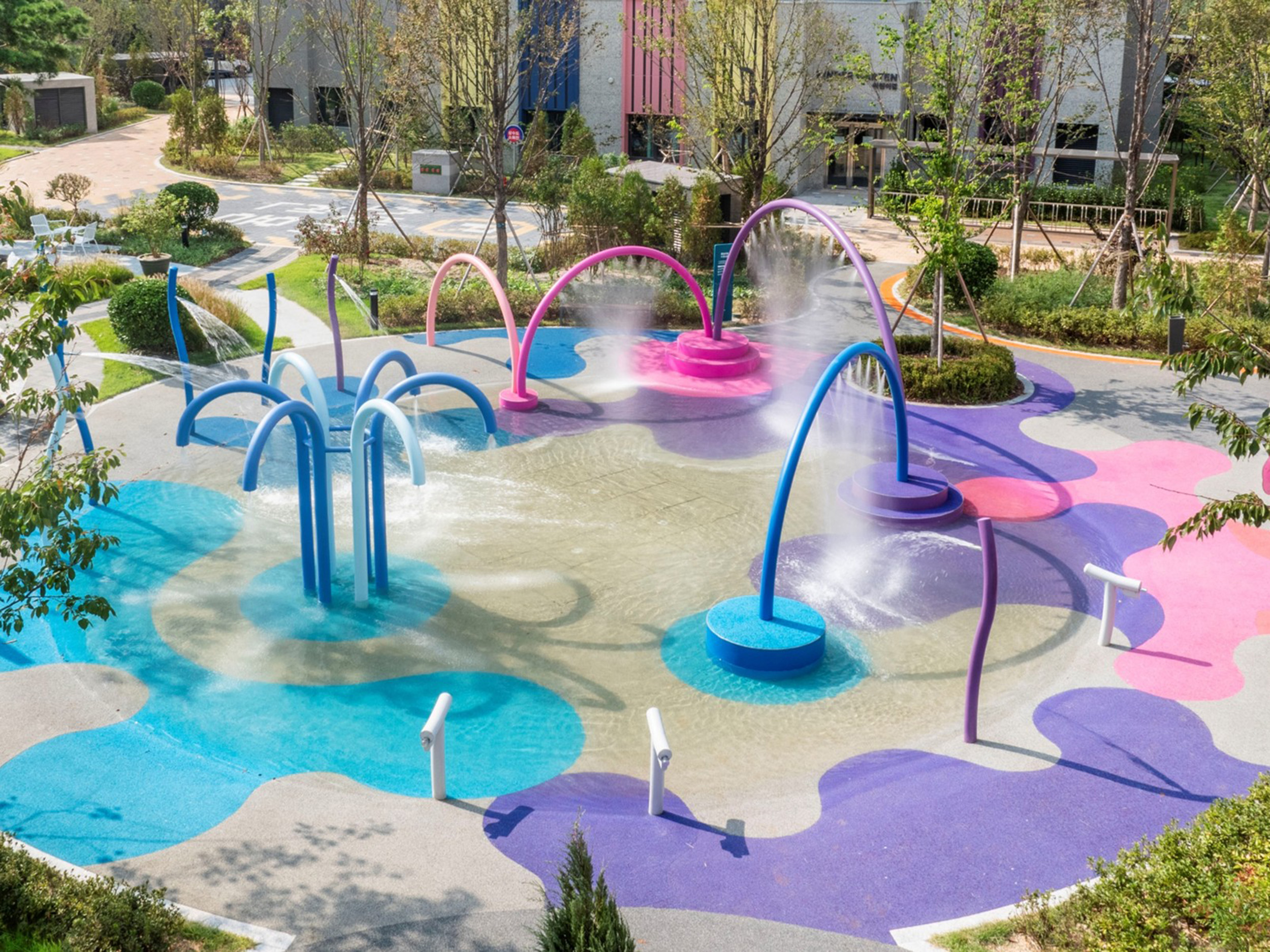 호반건설은 ‘2025 한국색채대상’에서 생동감 있는 색채 패턴을 활용한 ‘컬러 드롭 워터 페스타(Color Drop Water Festa)’ 프로젝트로 공간환경(그린)상을 수상했다. 프로젝트를 적용한 호반써밋 스카이센트럴 2차 놀이시설물 전경. 출처=호반건설