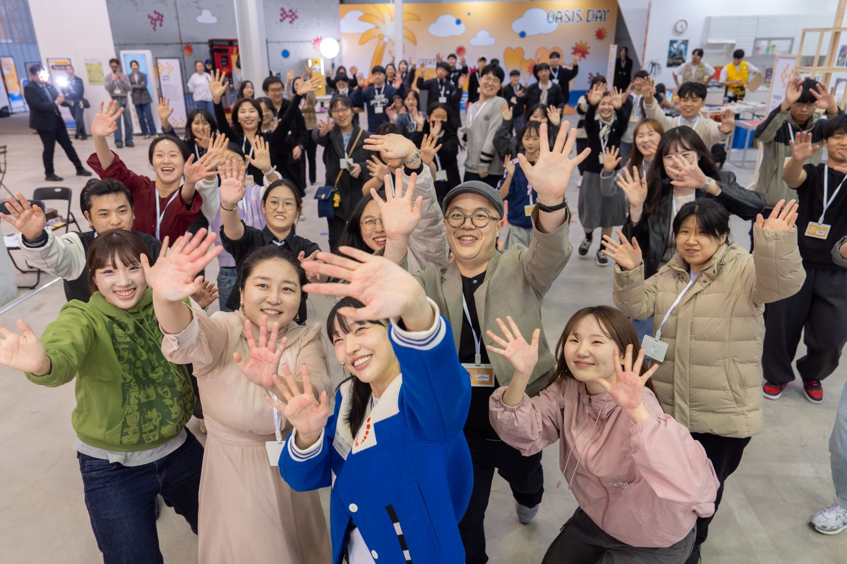 한화생명, 가족돌봄청년 페스티벌 ‘위 케어(WE CARE) 오아시스데이’ 개최. 11월 8일(토) 서울 성수동 레이어스튜디오41에서 열린 ‘WE CARE 오아시스데이’ 행사의 참가자들이 기념촬영을 하고 있다. 사진제공=한화생명