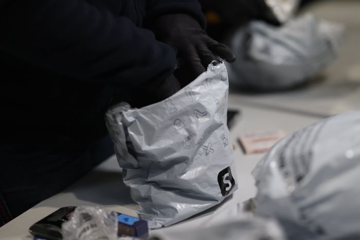 샤를드골 공항에서 세관원들이 쉬인에서 발송된 제품들을 전수 조사하고 있다. 사진=연합뉴스