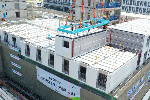 세종시 산울동 6-3 UR2블록 공공주택이 모듈러 공법으로 지어지고 있다. 사진=LH