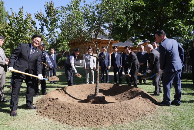 우원식 국회의장(왼쪽부터)과 김동명 한국노동조합총연맹 위원장, 양경수 전국민주노동조합총연맹 위원장, 최태원 대한상공회의소 회장(오른쪽부터), 손경식 한국경영자총협회 회장, 김기문 중소기업중앙회 회장이 10월 15일 서울 여의도 국회 사랑재에서 열린 사회적 대화 공동선언식에서 기념식수를 하고 있다. 사진=연합뉴스