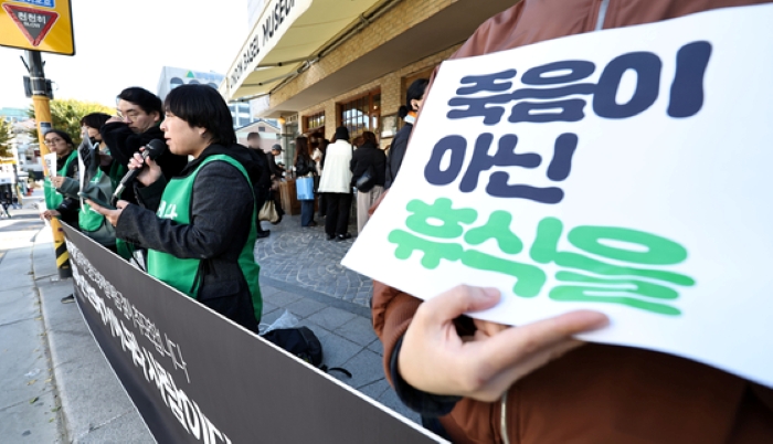 지난 3일 서울 종로구 런던베이글뮤지엄 안국점 앞에서 녹색당 관계자들이 런베뮤 노동자 사망 관련 정당연설회를 하고 있다. 사진=연합뉴스