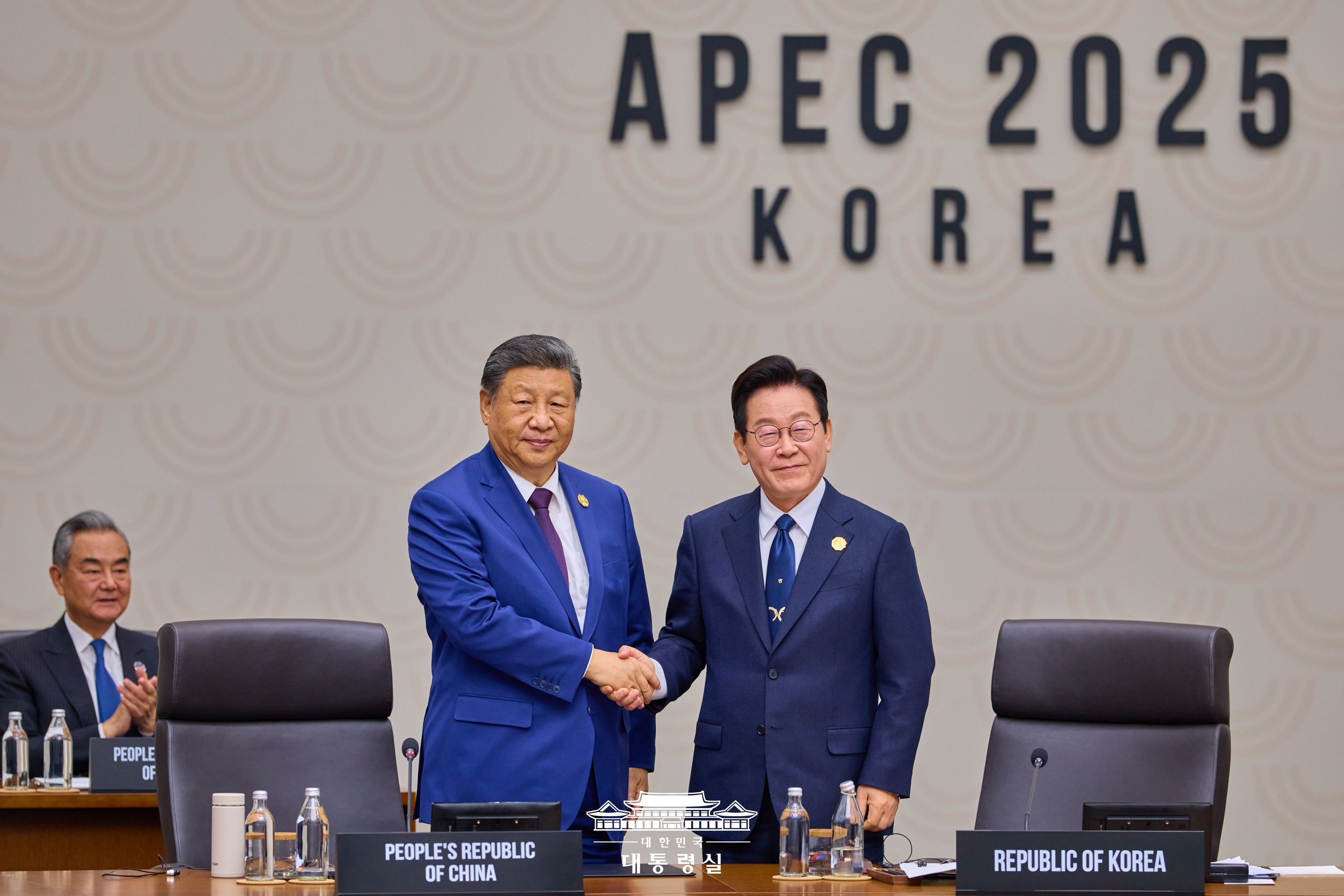 APEC 정상회의장 ‘마루:온’ 의자 앞 이재명 대통령과 중국 시진핑 주석. 사진= 대통령실 홈페이지