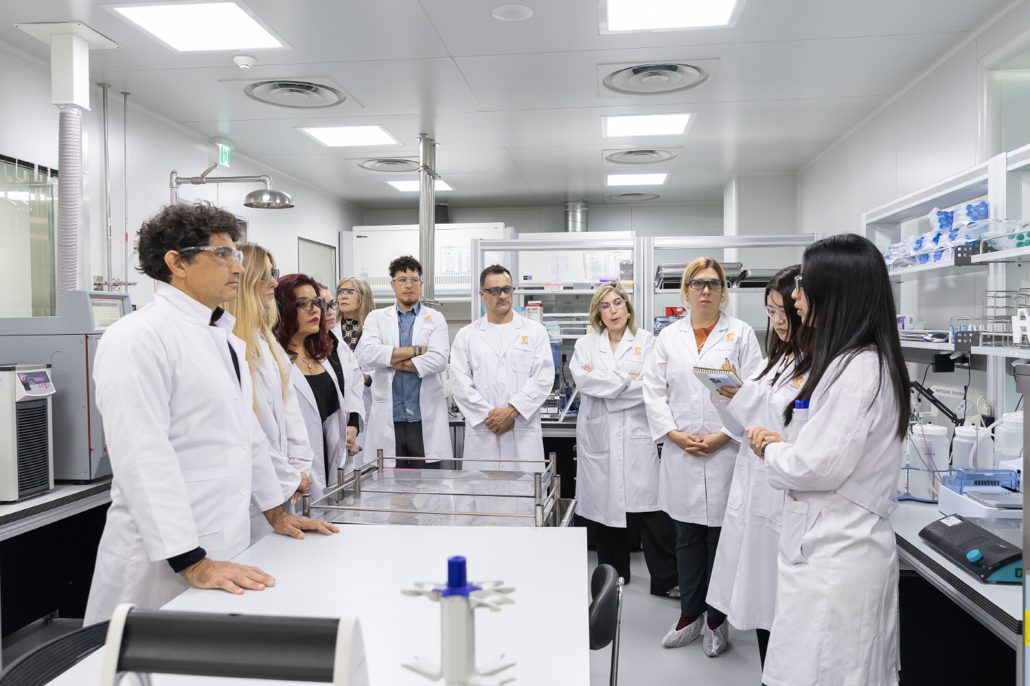 의료진이 나보타 생산시설을 둘러보고 있다. 사진=대웅제약.