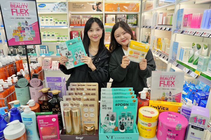 서울특별시 송파구에 위치한 롯데마트 제타플렉스 잠실점에서 ‘뷰티플렉스’ 행사를 홍보하는 퍼스널케어팀 조소은(왼쪽) MD와 이가연 MD의 모습. 사진=롯데마트