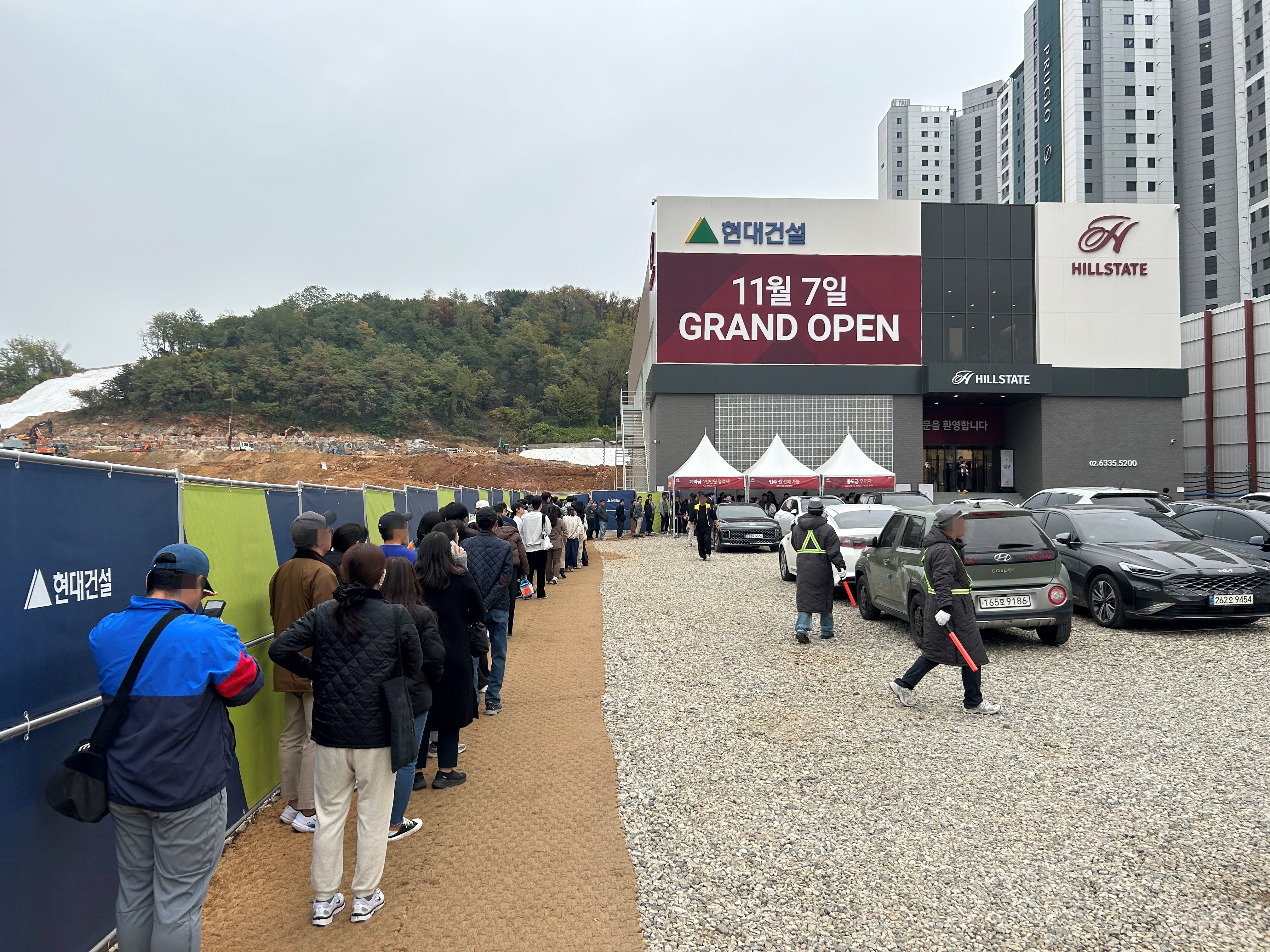 힐스테이트 광명11(가칭) 견본주택 외부 대기 줄. 사진=현대건설
