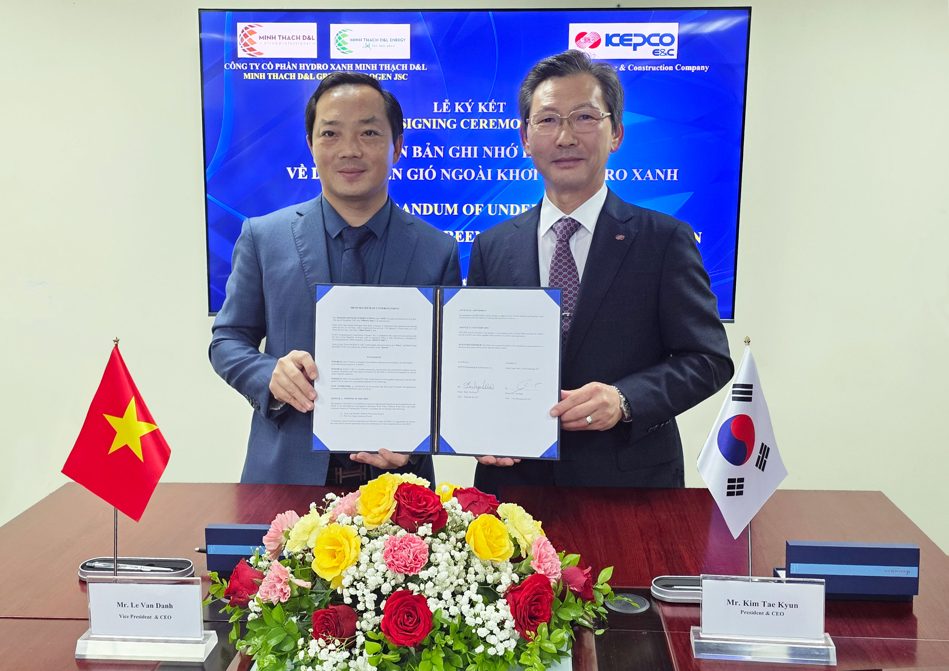 김태균 한국전력기술 사장(오른쪽)과 Le Van Danh Minh Thach Group사 부사장 겸 대표이사가 베트남서 해상풍력‧그린수소 사업개발 협력 MOU를 체결한 뒤 기념촬영하고 있다. 사진=한국전력기술