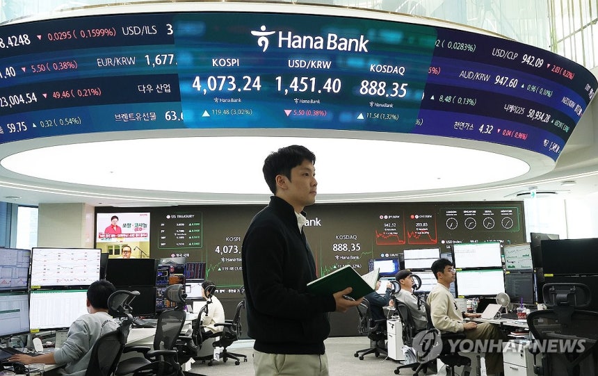 10일 오후 서울 중구 하나은행 본점 딜링룸 현황판에 코스피, 원달러 환율, 코스닥 지수가 표시돼 있다. 사진=연합뉴스