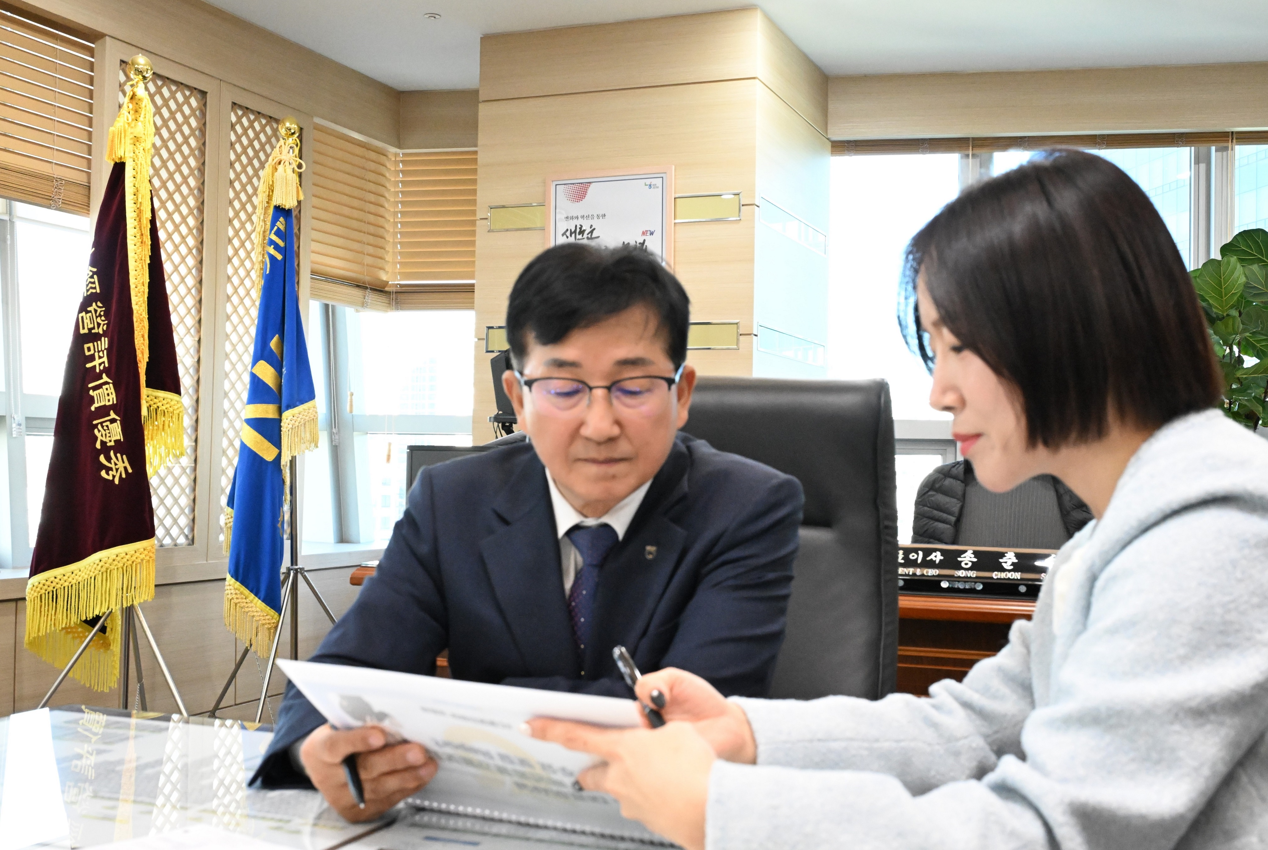 NH농협손해보험(대표이사 송춘수)은 시니어 세대의 간병비·의료비 부담 완화를 위해 치매, 간병, 암, 뇌, 심장질환 보장을 강화한 ‘NH올원더풀 백년동행 간병보험’을 출시했다고 11일 밝혔다. 송춘수 농협손해보험 대표이사(사진 왼쪽)가 1호 가입을 진행하고 있다. 사진제공=NH농협손해보험