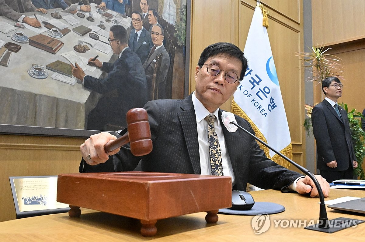 이창용 한국은행 총재가 서울 중구 한국은행 본관에서 열린 금융통화위원회 본회의에서 의사봉을 두드리고 있다.사진=연합뉴스