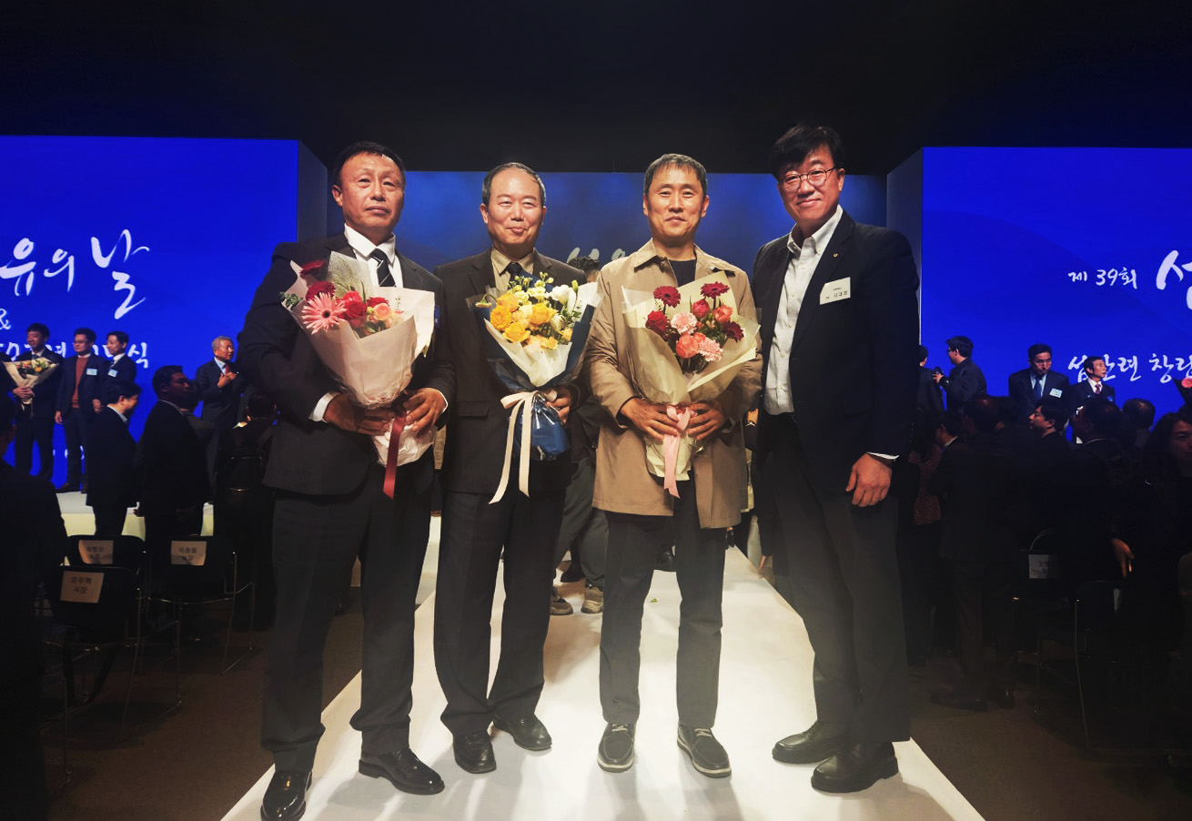 ‘제39회 섬유의 날’ 기념식에서 (왼쪽부터) 황오성·정일영·신승원 기장, 김대정 대한화섬 대표(태광산업 섬유사업본부장)가 기념 촬영하고 있다. 사진=태광산업