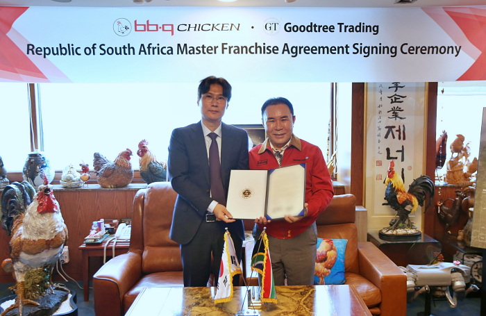 이동일 Good Tree South Africa 대표이사(왼쪽)와 윤홍근 제너시스BBQ 그룹 회장이 기념 촬영을 하고 있다. 사진=제너시스BBQ 그룹