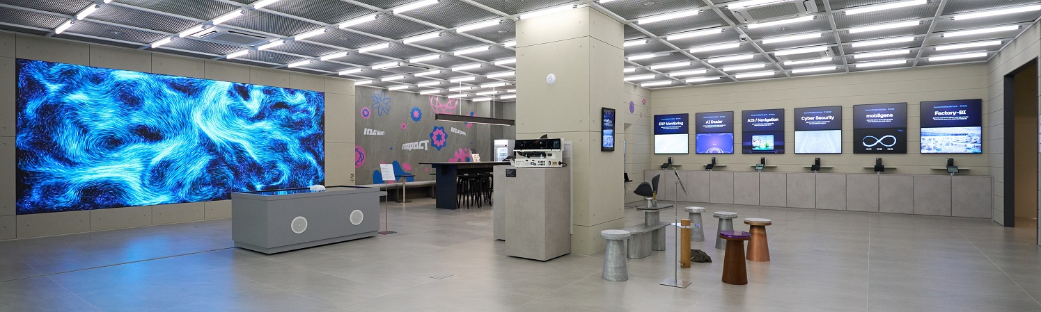 현대오토에버 '이노엑스 스튜디오(InnoX Studio)'의 내부 전경. 기업 고객들은 현대오토에버가 제공하는 ▲차량SW ▲ERP 설루션 ▲보안 설루션 등을 확인해 볼 수 있다. 사진=현대오토에버