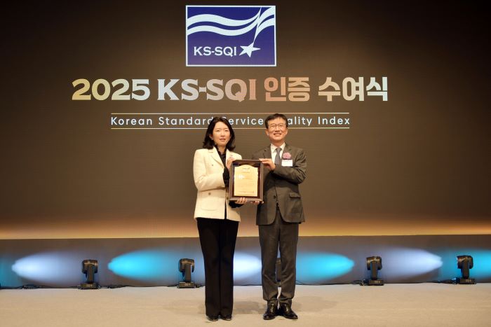 양성회 하나투어 고객경험본부장(왼쪽)이 ‘2025 한국서비스품질지수(KS-SQI) 인증 수여식’에서 기념 촬영을 하고 있다. 사진=하나투어