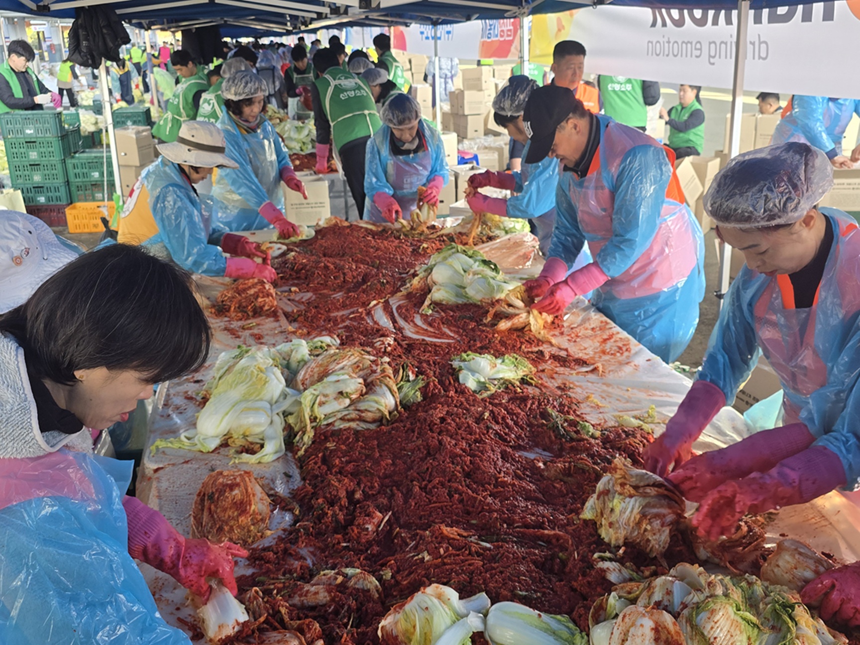 한국타이어 임직원들이 직접 김장 전 과정에 참여했다. 사진=한국타이어