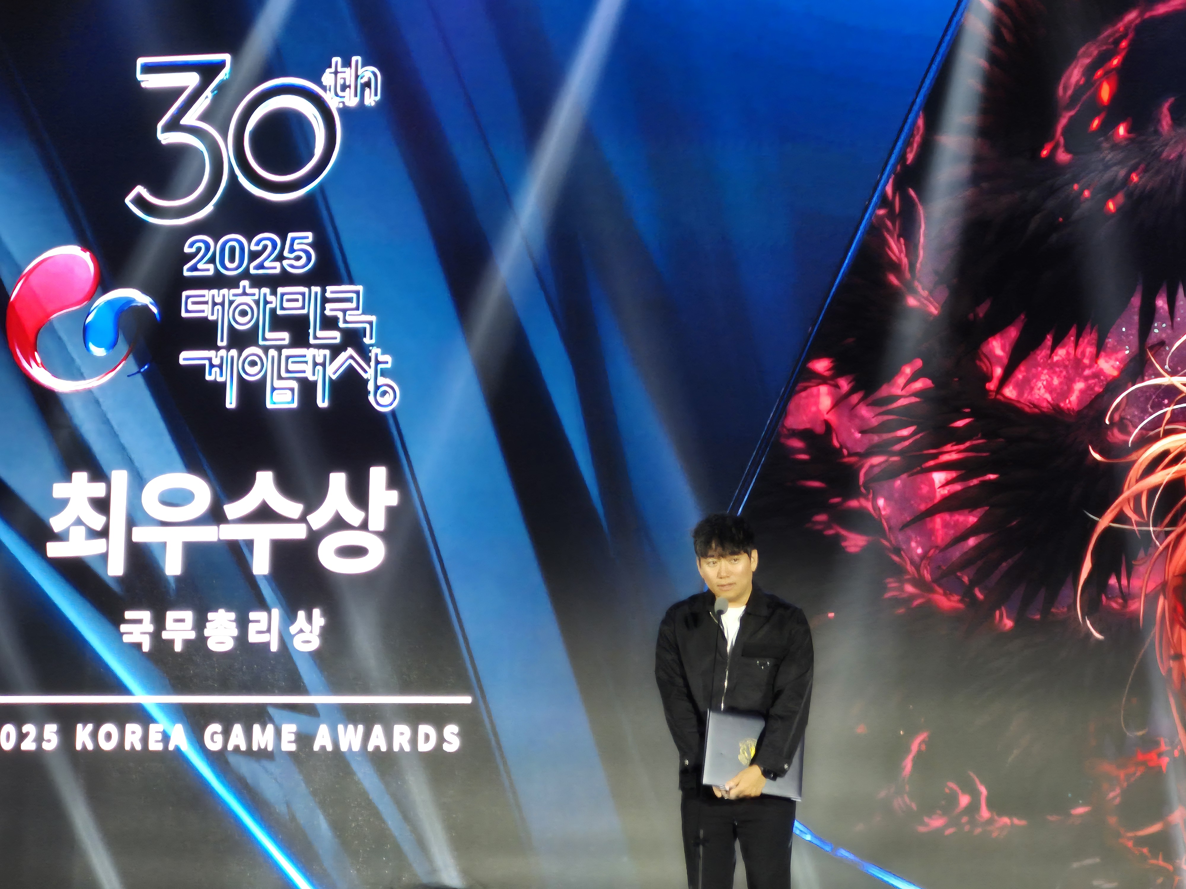 윤명진 네오플 대표이사가 퍼스트버서커: 카잔 수상소감을 발표하고 있다. 사진=박상준 이코노믹리뷰 기자