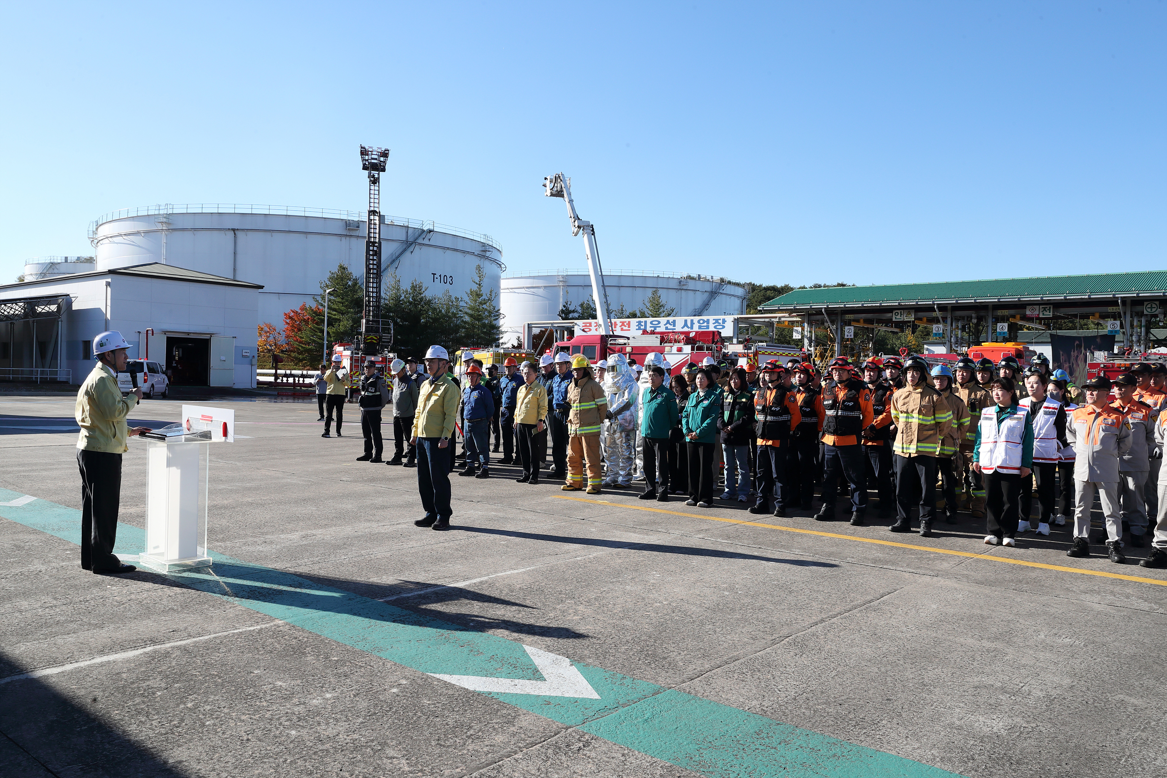 김동섭 한국석유공사 사장이 동해 석유비축기지에서 재난대비 상시훈련을 마치고 강평을 하고 있다. 사진-한국석유공사