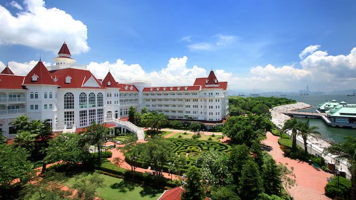 글로벌 스트리밍 플랫폼 디즈니+가 11월 13일 홍콩 디즈니랜드 호텔의 신데렐라 볼룸에서 ‘디즈니+ 오리지널 프리뷰 2025’를 개최한다. 사진 = 홍콩 디즈니랜드 호텔 전경.