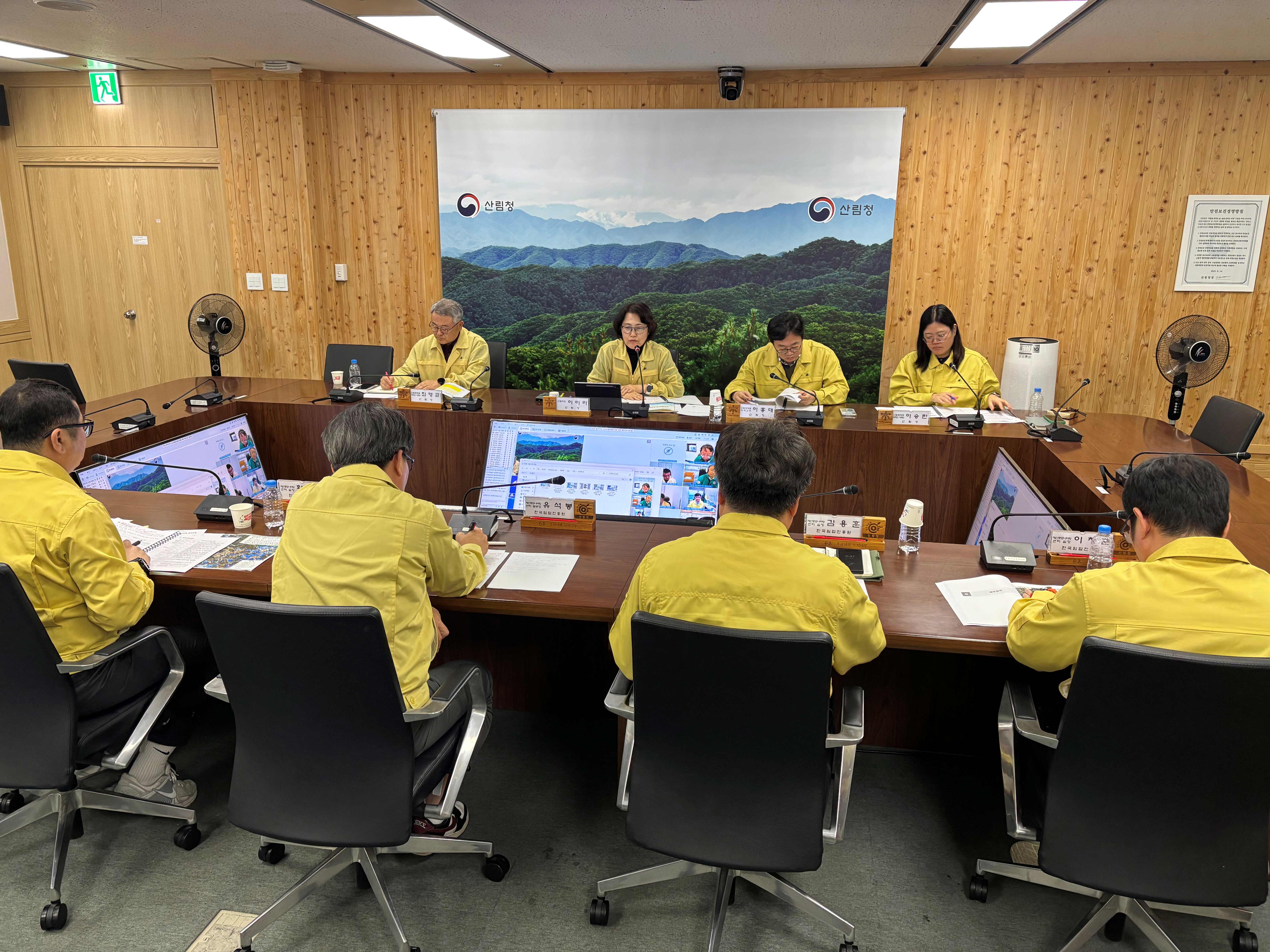 이미라 산림청 차장(가운데)이 12일 본청에서 광역단위 소나무재선충병 방제 대책회의를 주재하고 있다. 출처=산림청