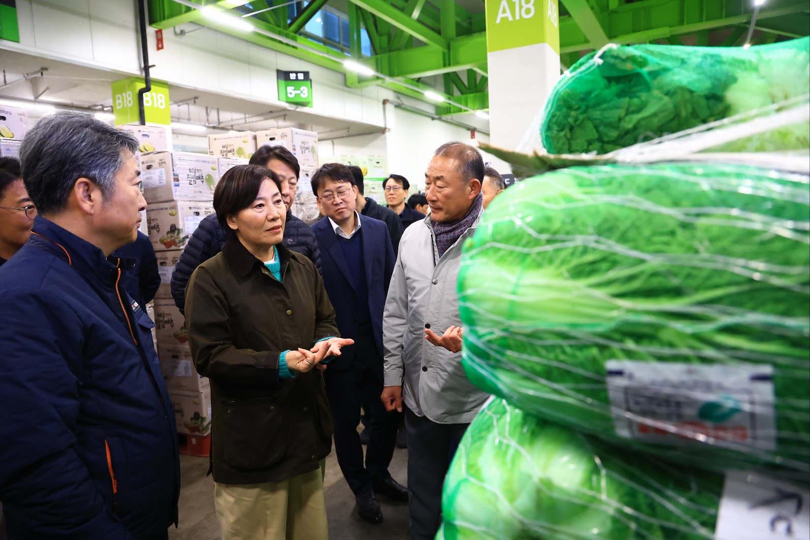 농림축산식품부 송미령 장관이 12일 밤 서울시 송파구에 소재한 가락시장을 방문해 배추, 무, 대파 등 주요 김장재료의 출하상황과 도매가격 등을 점검하고 있다. 출처=농식품부