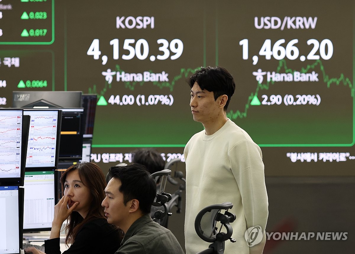 코스피가 전장보다 44.00포인트(1.07%) 오른 4,150.39에 장을 마감한 12일 서울 하나은행 본점 딜링룸에서 딜러들이 업무를 보고 있다. 사진=연합뉴스