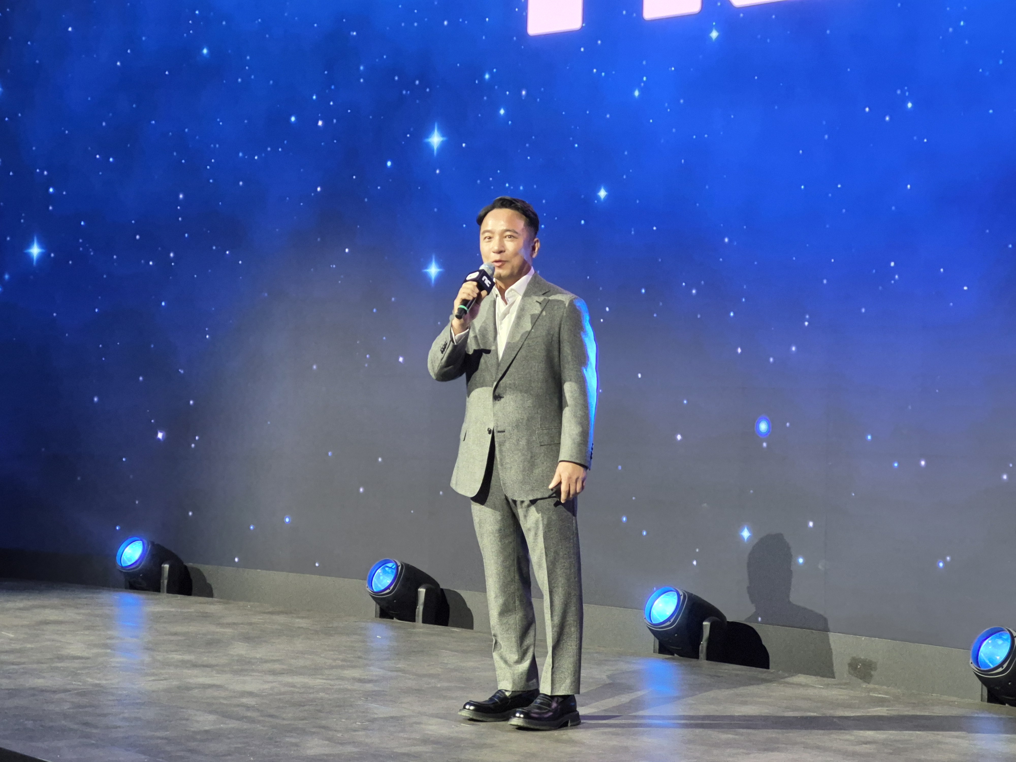 지스타 2025 엔씨 오프닝 세션에서 기조연설 중인 김택진 엔씨 대표. 사진=박상준 이코노믹리뷰 기자