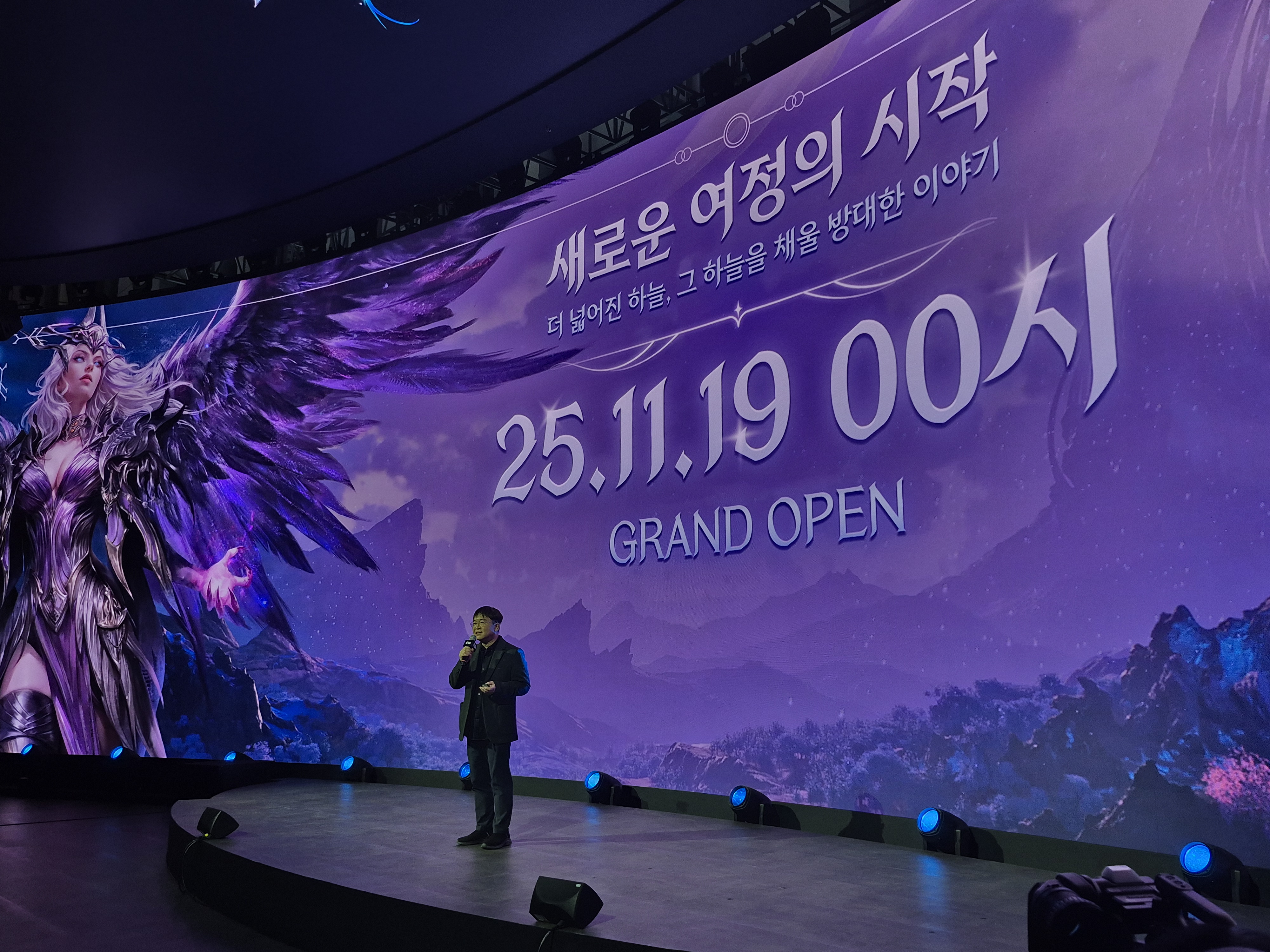 11월 19일 출시를 앞둔 아이온2. 백승욱 총괄PD가 설명 중이다. 사진=박상준 이코노믹리뷰 기자