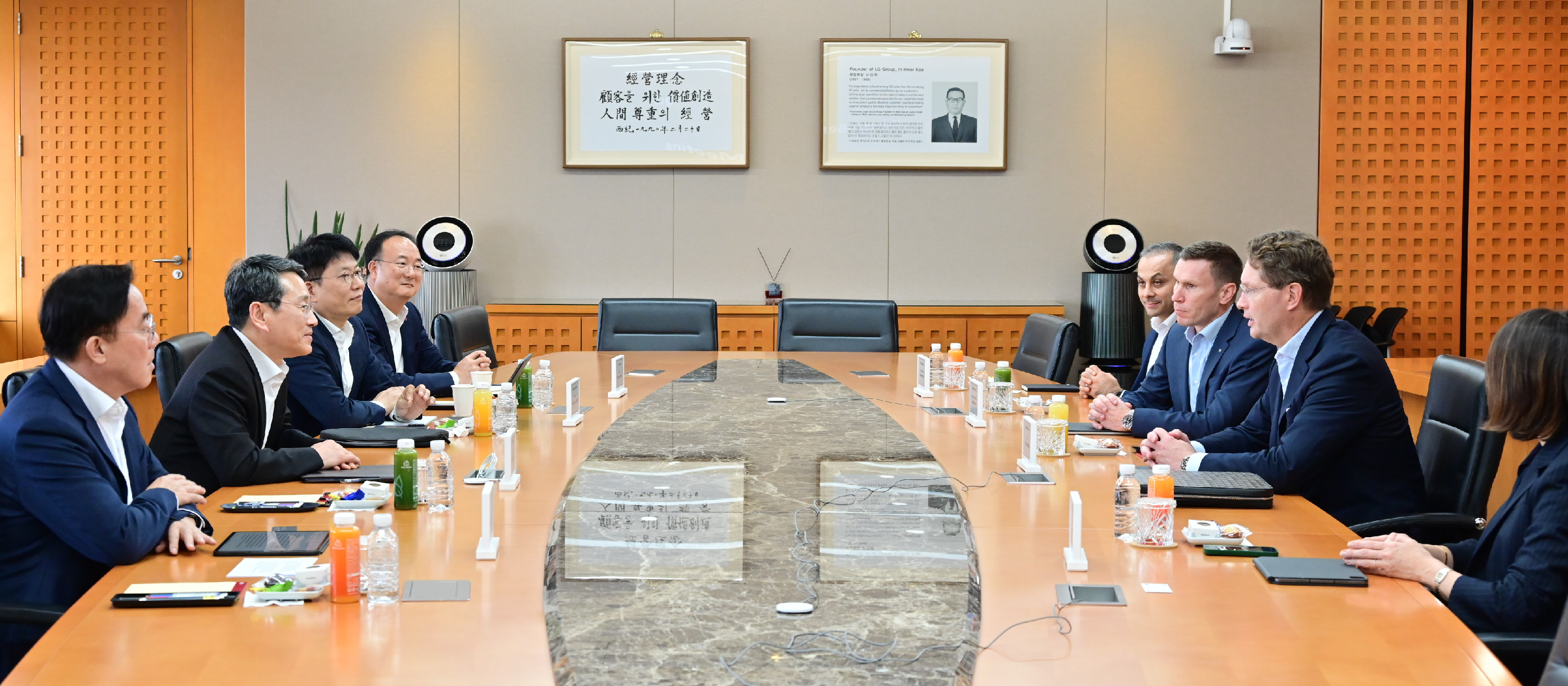 LG와 메르세데스-벤츠 최고 경영진은 서울 여의도 LG트윈타워에서 만나 LG의 자동차 부품 사업 역량을 결집한 ‘원(One) LG’ 솔루션 협업 확대 방안에 대해 논의했다. 사진은 (왼쪽부터) LG디스플레이 정철동 CEO, LG전자 조주완 CEO, LG에너지솔루션 김동명 CEO, LG이노텍 문혁수 CEO, 메르세데스-벤츠 R&D 코리아 컬삿 카르탈 센터장, 메르세데스-벤츠 코리아 마티아스 바이틀 CEO, 메르세데스-벤츠 올라 칼레니우스 회장, 메르세데스-벤츠 이다 볼프 기업본부 총괄. 사진=LG전자