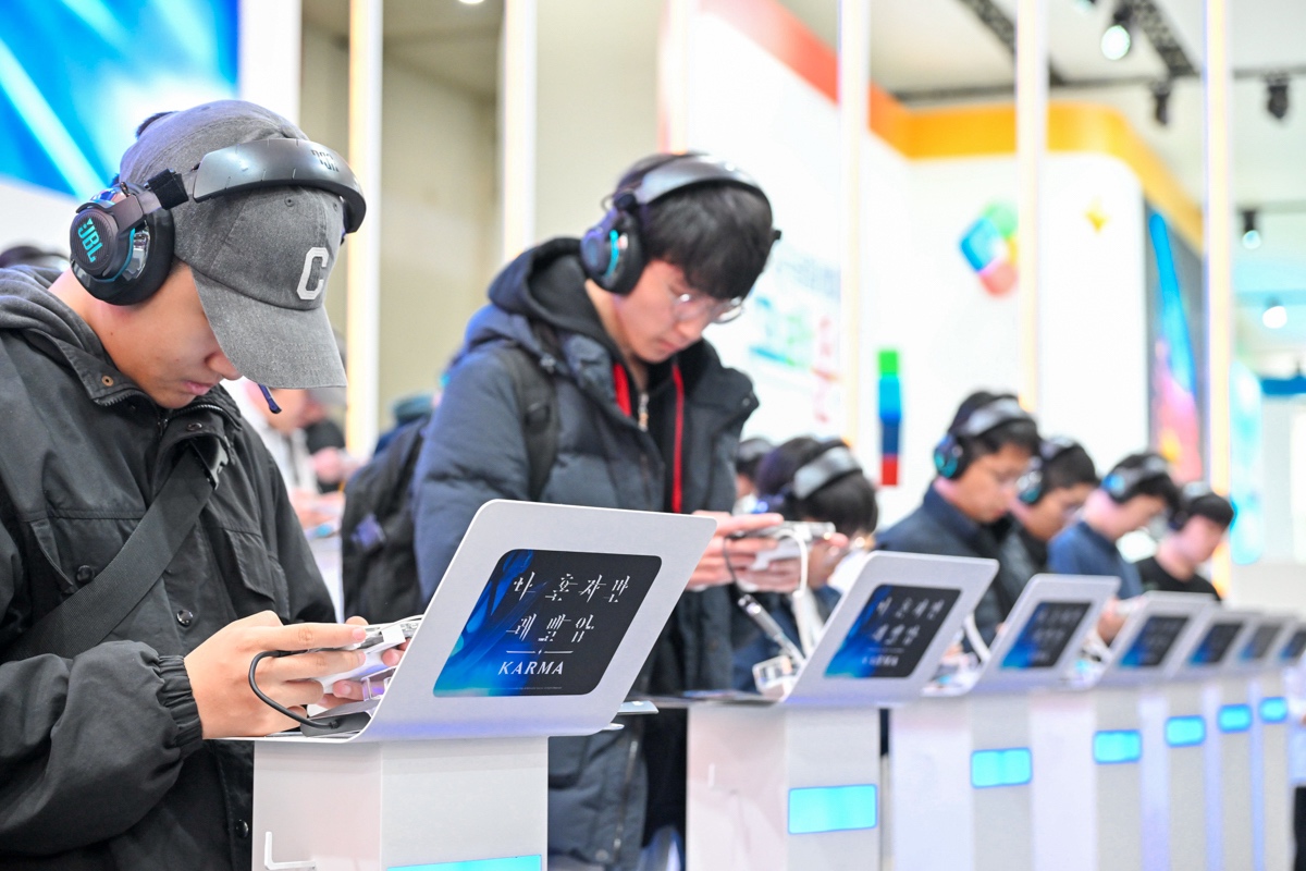 지스타 2025 넷마블 부스에서 나혼렙 카르마 이벤트를 즐기는 관람객들. 사진=넷마블