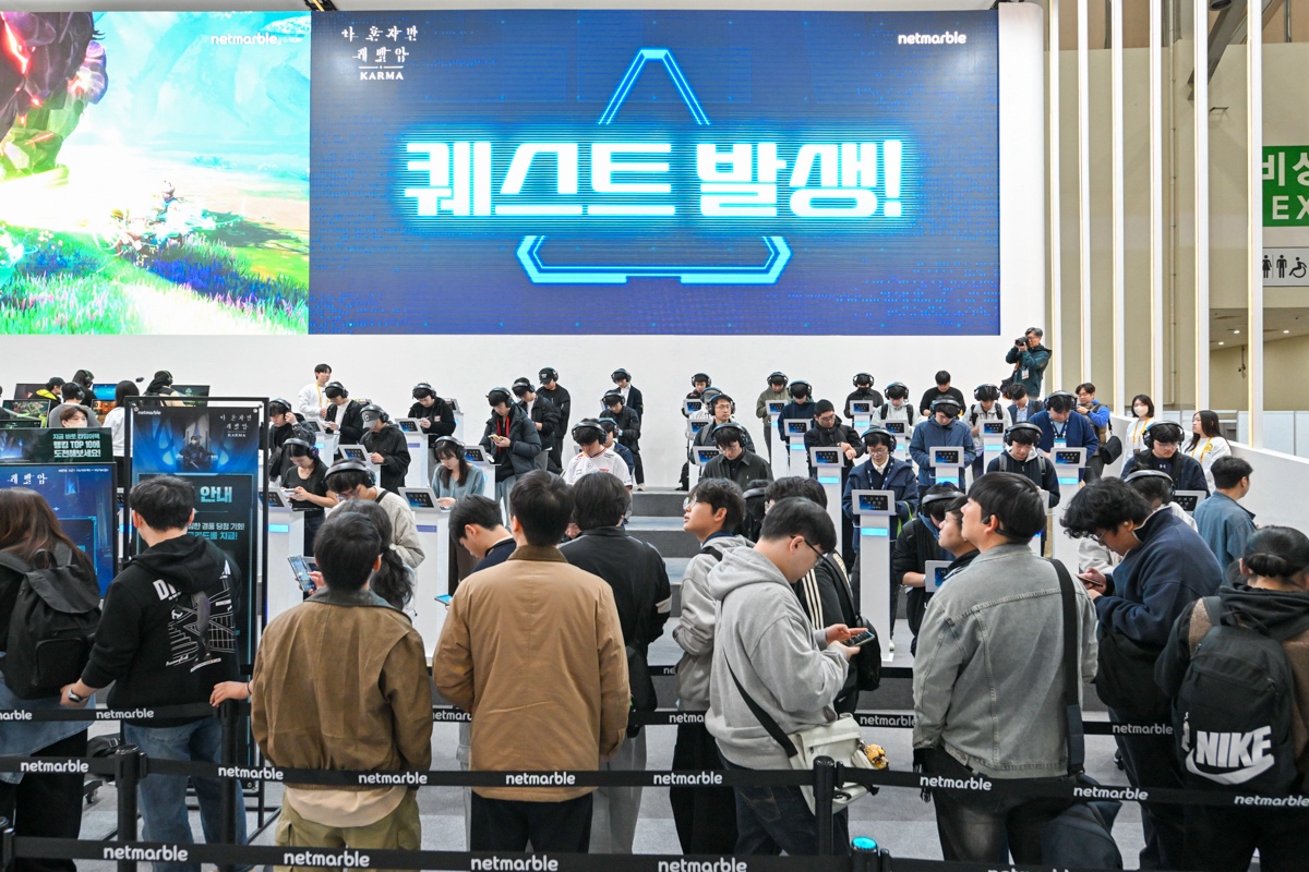 지스타 2025 넷마블 부스에서 나혼렙 카르마 이벤트를 즐기는 관람객들. 사진=넷마블