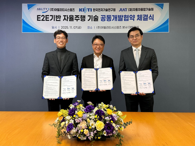 왼쪽부터 자동차융합기술원 조상현 모빌리티연구본부장, 어빌리티시스템즈 신재일 대표, 한국전자기술연구원 임태범 인공지능연구본부장이 E2E 기반 자율주행 기술 공동개발 협약 체결 후 기념촬영을 하고 있다. 사진=어빌리티시스템즈
