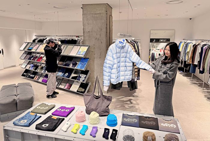 롯데백화점 본점 9층 K패션 전문관 키네틱 그라운드 내 매장에서 상품을 구경하는 고객들. 사진=롯데백화점