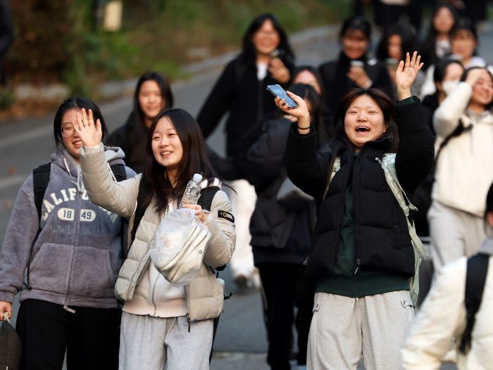 2026학년도 대학수학능력시험이 치러진 13일 오후 광주 남구 동아여고에 마련된 시험장에서 수능을 마친 수험생들이 나오고 있다. 사진=연합뉴스