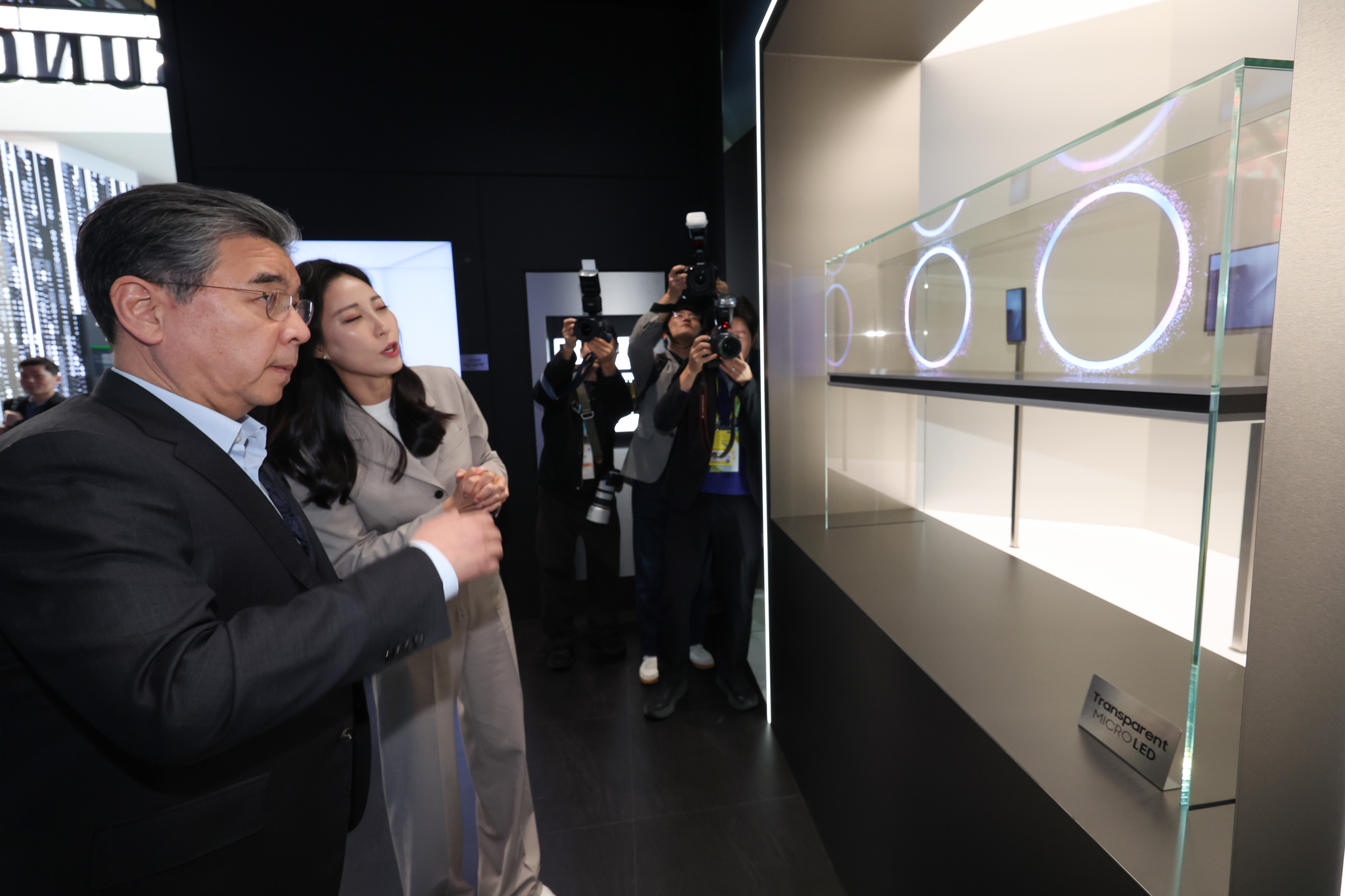 장재훈 현대자동차 그룹 부회장이 28일 경북 경주 엑스포공원 에어돔에서 열린 'K-테크 쇼케이스' 삼성전자 부스를 방문해 트라이폴드폰을 살펴보고 있다. 사진=연합뉴스