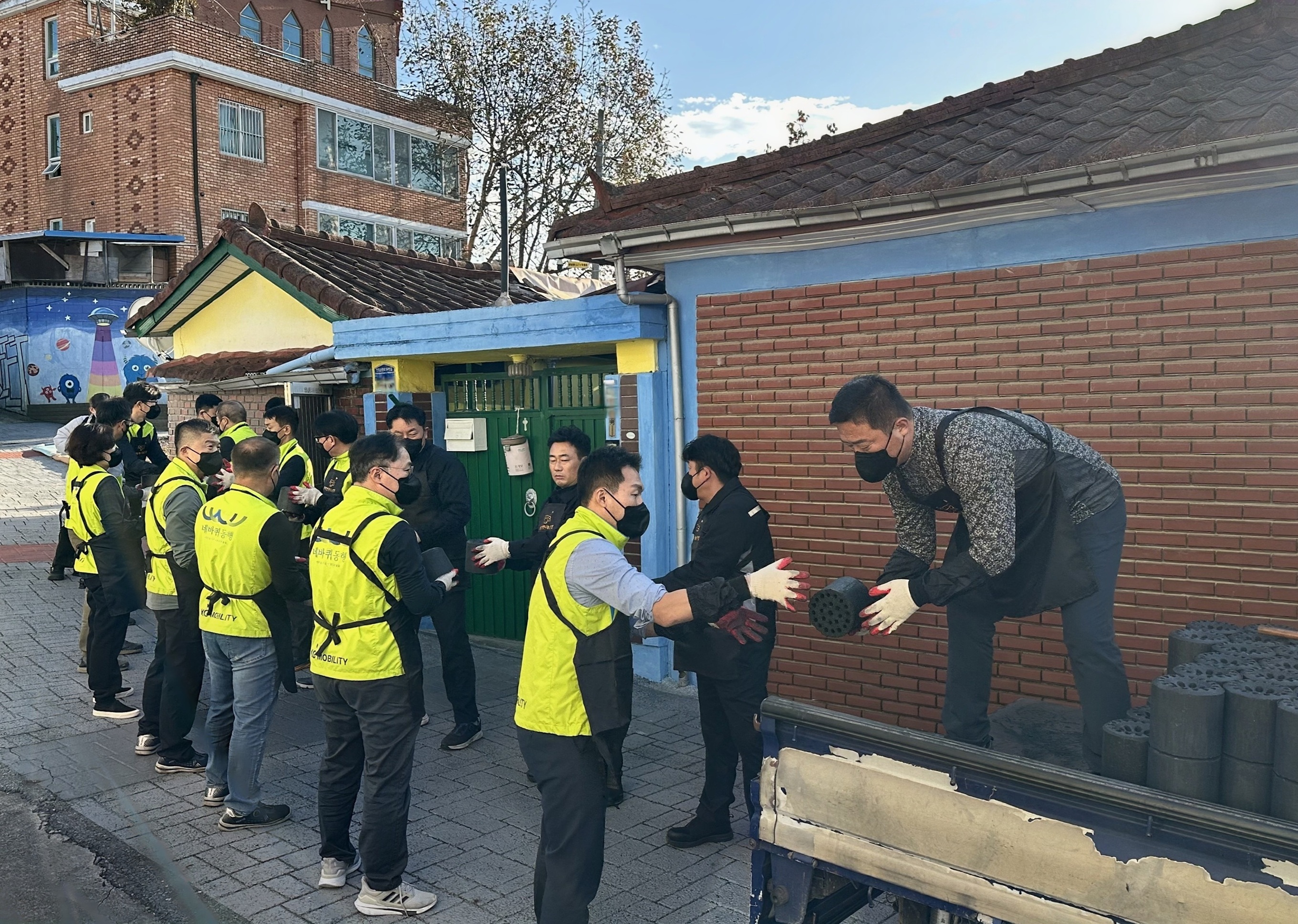 KGM, 평택연탄나눔은행 후원금 전달 및 연탄 나눔 봉사 활동. 사진=KGM