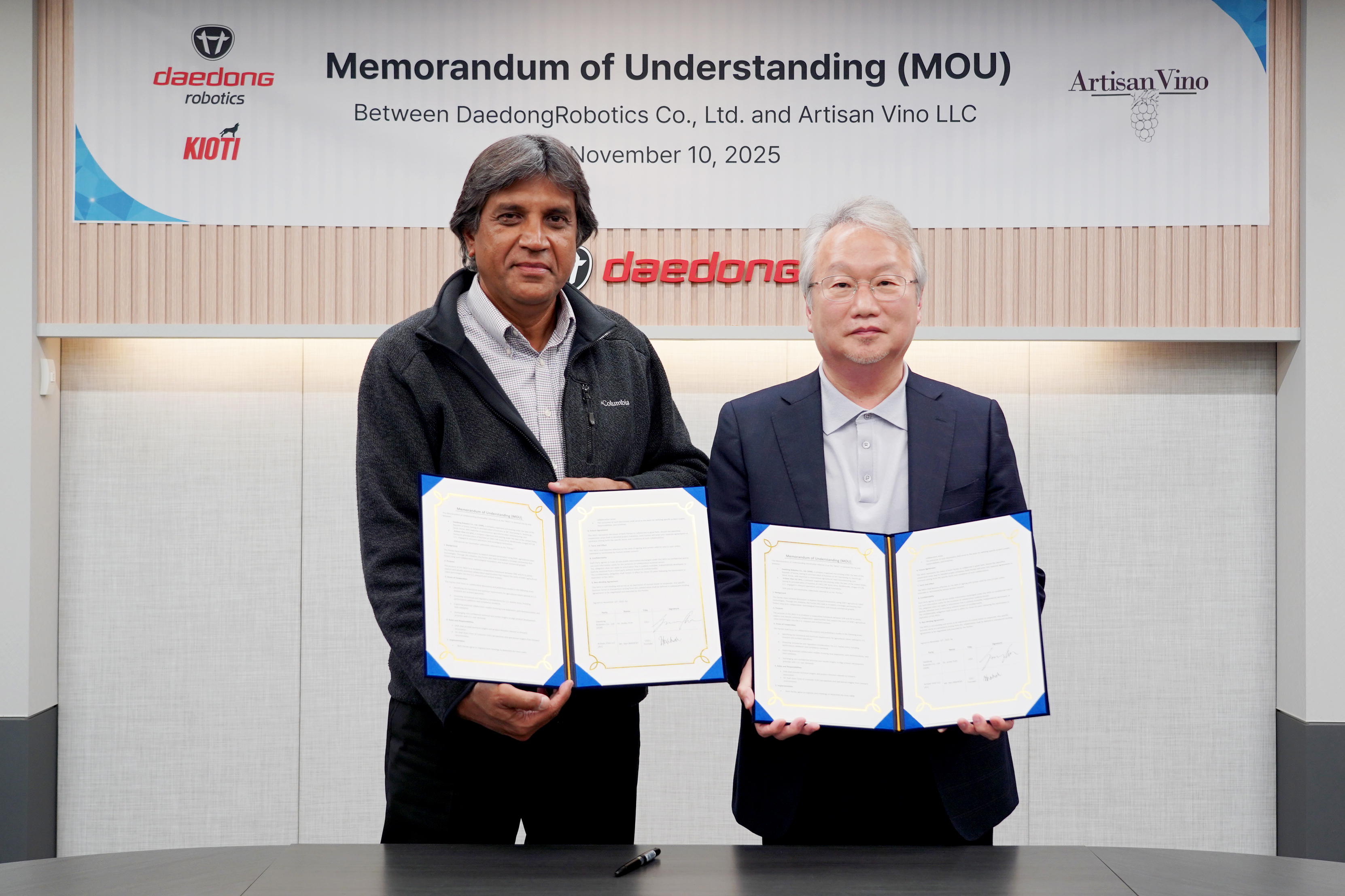 지난 10일 대동로보틱스가 미국 와인 유통 기업 아티산 비노와 포도 농장 자동화 기술 개발을 위한 업무협약을 체결했다. 서명을 마친 하리 마헤시 아티산 비노 창립자 겸 CEO(왼쪽)와 여준구 대동로보틱스 대표가 협약서에 서명 후 기념 촬영을 하고 있다. 사진=대동