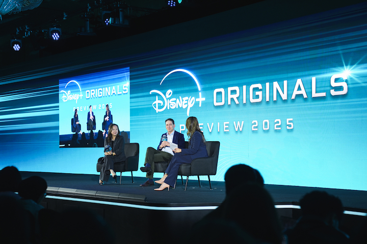 2025년 11월 13일, 홍콩 디즈니랜드 리조트에서 개최된 ‘디즈니+ 오리지널 프리뷰 2025’의 글로벌 및 아태지역 리더십 토크 세션에서 에릭 슈라이어 사장과 캐롤 초이 총괄이 대화를 나눴다. 사진 제공 = 월트디즈니 컴퍼니.