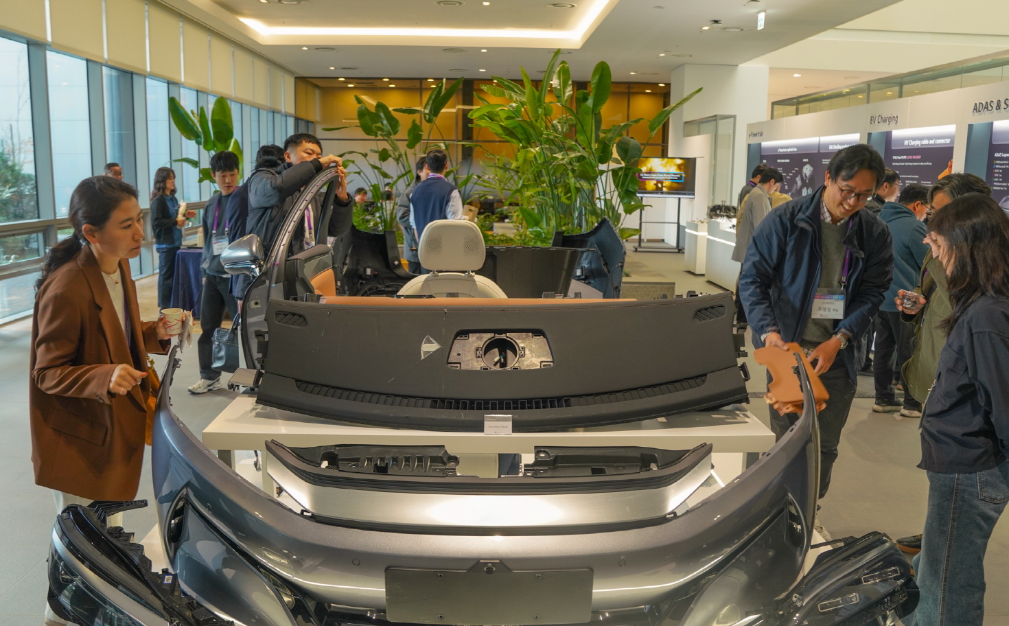 LG화학 오산 CS캠퍼스에서 진행된 전기차 소재 콘퍼런스 '2025 EM BU Teardown Conference'에서 LG화학 임직원이 고객에게 제품을 설명하고 있다. 사진=LG화학