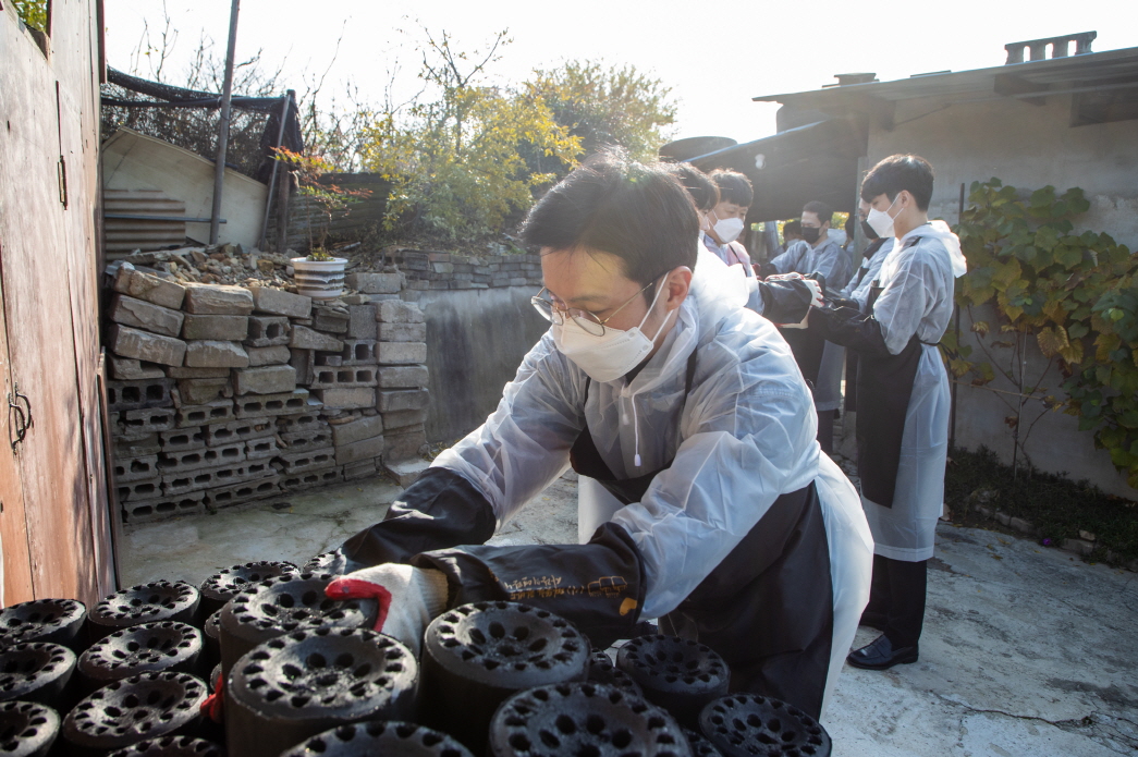 가스공사 직원이 연탄을 나르고 있다. 사진=한국가스공사