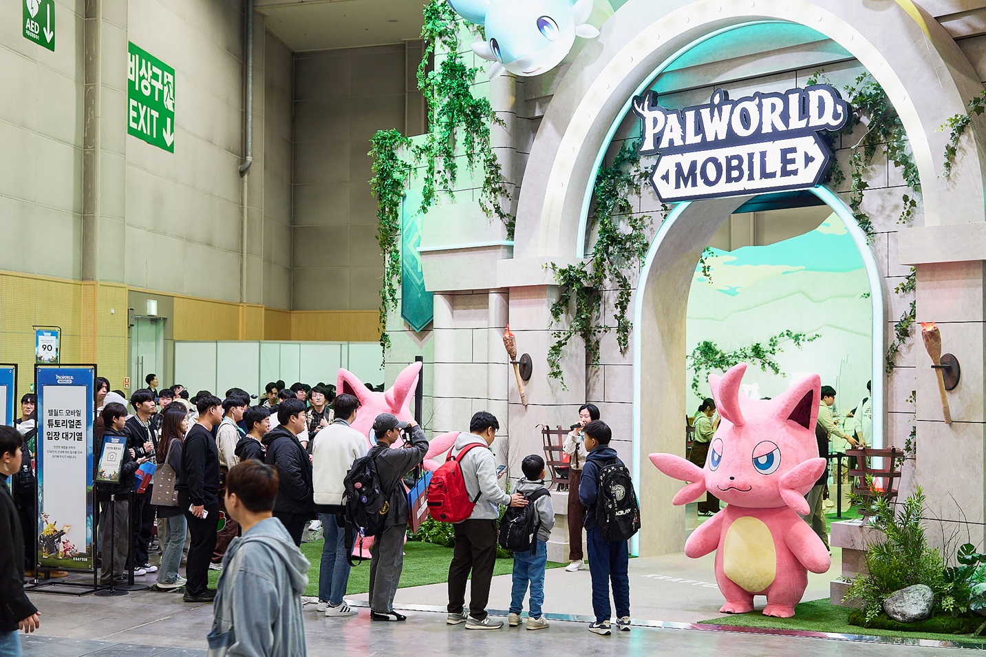 수많은 인파가 몰린 지스타 2025 크래프톤 부스. 사진=크래프톤