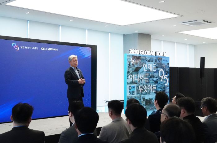 13일 CJ대한통운 종로 본사에서 열린 95주년 창립기념 행사에서 신영수 대표가 발표하고 있다. 우측 구조물은 100개의 CJ대한통운 헤리티지 조각으로 구성된 'Vision Wall'. 사진=CJ대한통운