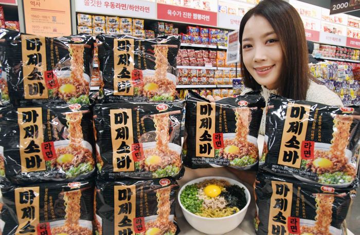 홈플러스가 14일 하림과 공동 기획한 ‘마제소바 라면’을 마트 단독으로 출시한다. 사진=홈플러스